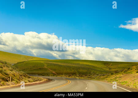 Durch die Windschutzscheibe eines fahrenden Fahrzeugs von I-84 bis Kohl Pass auch als Deadman Pass in North Eastern Oregon bekannt, in der Nähe von Pendleton erschossen. Stockfoto