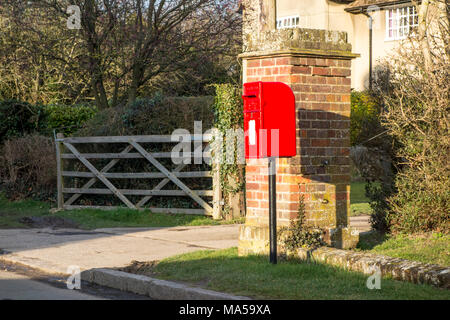 Englisches Dorf roten Briefkasten, Hexton, Hertfordshire, Großbritannien Stockfoto