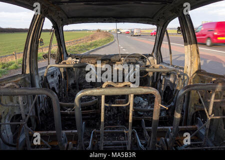 Beschädigte innere aufgegeben ausgebrannt Auto an der Seite der Straße bleibt, Großbritannien Stockfoto