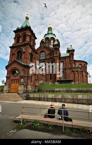 Paar vor der Uspenski-Kathedrale in Helsinki, Finnland, Stockfoto