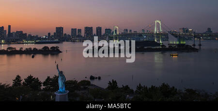 Asien, Japan, Nihon, Nippon, Tokio, Shibura Kai, Odaiba, Minato, Rainbow Bridge bei Nacht Stockfoto