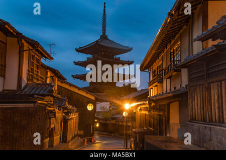 Asien, Japan, Nihon, Nippon, Kita, Kita-ku Kyoto, Altstadt bei Nacht Stockfoto