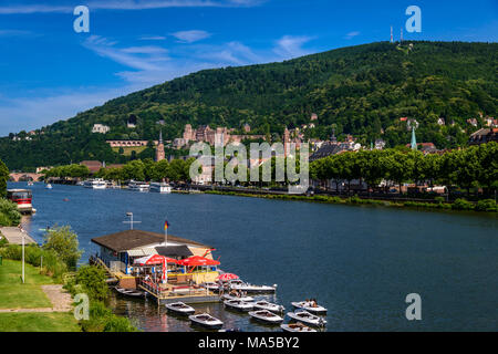 Deutschland, Baden-Württemberg, Odenwald, Heidelberg, Neckarufer mit Altstadt, Schloss, Königstuhl, Blick von der Theodor-Heuss-Brücke Stockfoto