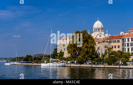 Kroatien, Dalmatien, Zadar, Altstadt, Promenade mit Kathedrale Sveti Jakov Stockfoto