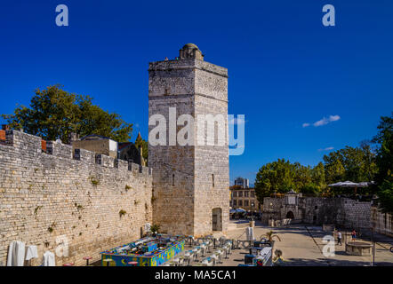 Kroatien, Dalmatien, Zadar, Trg Pet Bunara (Quadrat) mit Turm Der townmajor Stockfoto