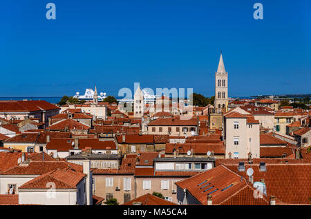 Kroatien, Dalmatien, Zadar, Altstadt mit Glockenturm der Kirche Sveta Marije und die Kathedrale Sveta Stosija, Blick aus dem Turm der townmajor Stockfoto