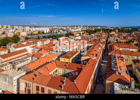 Kroatien, Dalmatien, Zadar, Blick nach Süden über die Altstadt mit der promenade Siroka ulica, Kalelarga vom Glockenturm der Kathedrale Sveta Stosija Stockfoto