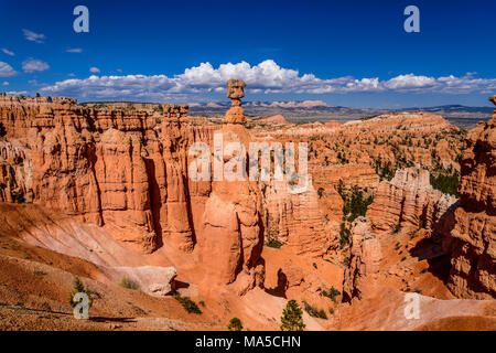 USA, Utah, Garfield County, Bryce Canyon National Park, Amphitheater mit Thor's Hammer, Ansicht von Navajo Loop Trail Stockfoto