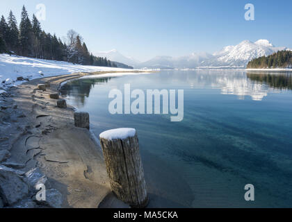 Blick über den See Walchen/Walchensee mit Herzogstand im Hintergrund Stockfoto