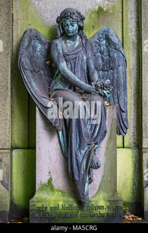 Engel Statue, Sitzen, ininscriptionion", Glaube und Hoffnung trösten, wenn die Liebe trauern am Grabe weilt", Ohlsdorfer Friedhof (Friedhof), Hamburg, Stockfoto