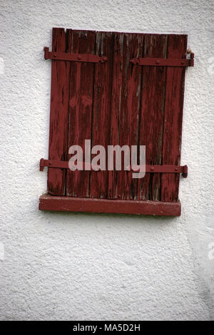 Geschlossen alte Fensterläden auf eine nostalgische Fenster Stockfoto