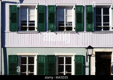 Reihenhaus mit nostalgischen Fensterläden aus Holz und einer Laterne, Stockfoto