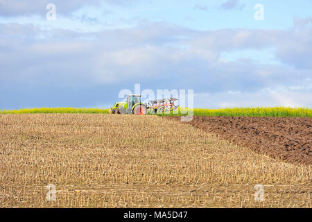 Traktor beim Pflügen eines Feldes Stockfoto