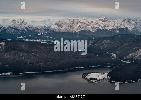 Blick von der Residenz am See Walchen (Walchensee) mit Karwendel im Winter, die Bayerischen Voralpen, Bayern, Deutschland. Stockfoto