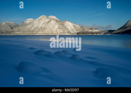 Morgenstimmung am See Walchen (Walchensee) im Winter mit Blick auf den Herzogstand, Bayerische Voralpen, Bayern, Deutschland Stockfoto