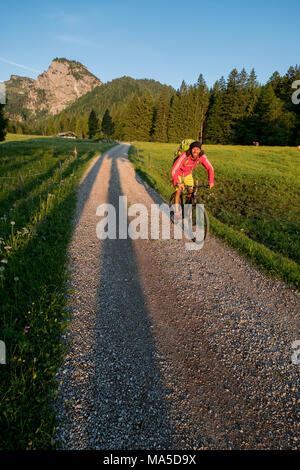 Mountainbike Szene in das Längental, in der Nähe Leggries (Gemeinde), Bayerischen Alpen, Bayern, Deutschland Stockfoto