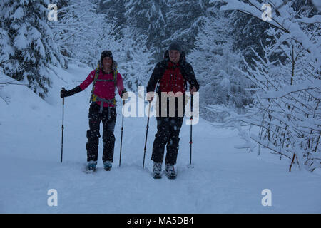 Skitourengeher beim Klettern die Lenggrieser Hütte (Hütte) im Winter, Lenggries, Bayerischen Voralpen, Bayern, Deutschland Stockfoto