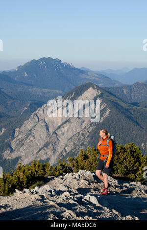 Wandern Szene am Herzogstand mit Blick auf Kitzbühel, Berge von Walchensee, Bayerischen Voralpen, Bayern, Deutschland Stockfoto