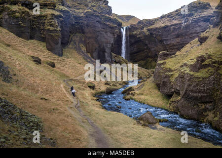 Europa, Nordeuropa, Island, Skógar, Kvernufoss, Wanderer vor Kvernufoss im südlichen Island Stockfoto