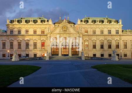 Obere Belvedere, Schloss Belvedere in der Dämmerung, Wien, Österreich Stockfoto