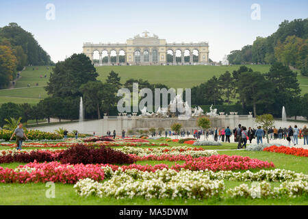 Schlossgarten von Schloss Schönbrunn mit Neptunbrunnen und Gloriette, Wien, Österreich Stockfoto