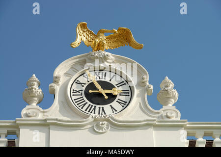 Uhr und Adler auf der Ostflügel des Schlosses Schönbrunn, Wien, Österreich Stockfoto