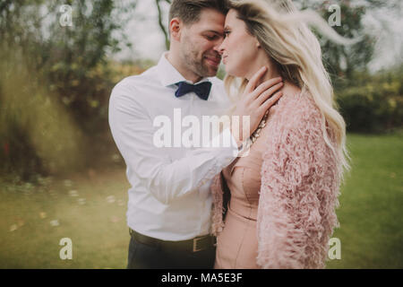 Brautpaar außerhalb, berühren, in Liebe, Porträt, Stockfoto