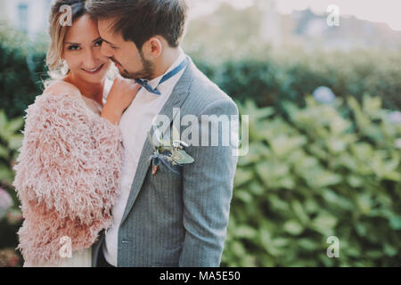 Brautpaar in Liebe, Lächeln, Porträt, Stockfoto