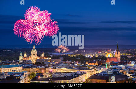 Skyline von Hannover, Deutschland in der Nacht mit Feuerwerk Stockfoto