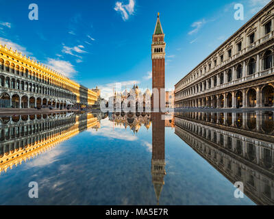 Piazza San Marco in Venedig, Italien während der Acqua Alta Überschwemmungen Stockfoto