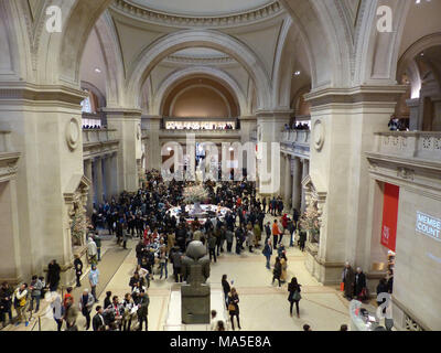 Besucher drängen das Metropolitan Museum der Kunst, um ein Ticket zu kaufen, New York. Eintrittsgelder für Museen der Stadt, wie diese, sind freiwillig, obwohl das Museum empfohlene Spende $ 25 ist, ein Penny ist genug zu erhalten Stockfoto