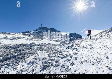 Bergsteiger, in der Nähe der Gipfel des Mount Gr. Kinigat (Cavallino), Lienz, Osttirol, Österreich, Europa Stockfoto