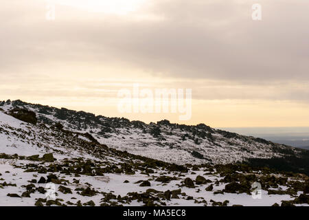 Alpine Landschaft des Ural Bereich im Norden des Gebiets Swerdlowsk Region im Winter bei Sonnenuntergang Stockfoto