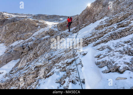 Bergsteiger, in der Nähe der Gipfel des Mount Gr. Kinigat (Cavallino), Lienz, Osttirol, Österreich, Europa Stockfoto