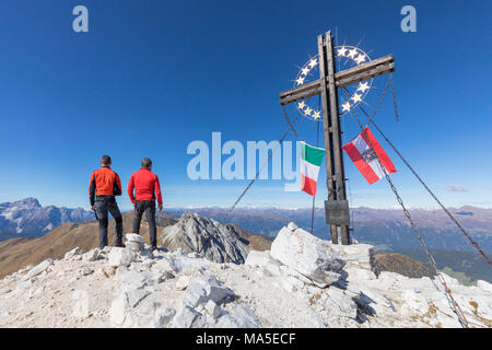 Der Gipfel des Mount Cavallino (Gr. Kinigat) auf der Grenze zwischen Italien und Österreich mit dem Kreuz von Europa und den Flaggen der beiden Staaten, Lienz, Karnischen Alpen, Europa Stockfoto