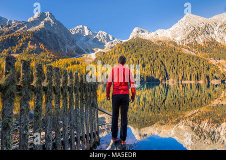 Man bewundert die Berge am Antholzer See im Antholzer Tal, Südtirol, Bozen, Italien Stockfoto