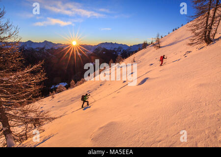 Skitourengeher am steilen Hang in Richtung Cima Rosetta, Gerola Valley, Provinz Sondrio, Valtellina, Lombardei, Italien Stockfoto