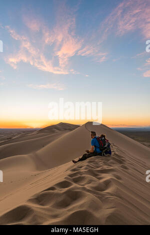 Man schaut dem Sonnenuntergang in der Wüste Gobi Gurvan Saikhan Nationalpark. Sevrei District, South Gobi Provinz der Mongolei. Stockfoto