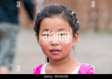 Porträt eines Mongolischen kleines Mädchen. Hangay Huzirt, im Süden der Provinz der Mongolei. Stockfoto