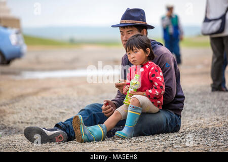 Vater und Tochter sitzen auf dem Boden. Hangay Harhorin, im Süden der Provinz der Mongolei. Stockfoto