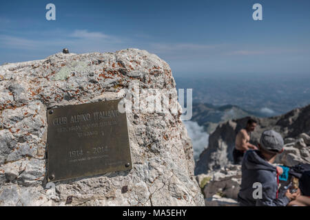 Italien, Abruzzen, Gran Sasso e Monti della Laga Nationalpark, Platte auf dem Gipfel des Corno Grande peak Stockfoto