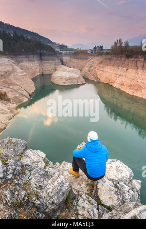 Santa Giustina See bei Sonnenaufgang Europa, Italien, Trentino Alto Adige, Trento, Ville d'Anaunia, Predaia Stockfoto