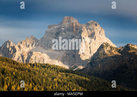 Das Massiv des Monte Pelmo im Herbst als von Selva di Cadore, Belluno, Venetien, Italien gesehen Stockfoto