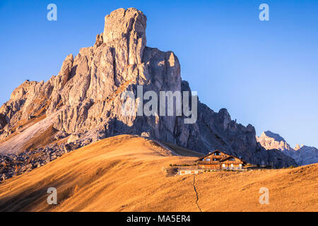 Einsame Hütte am Fuß von La Gusela der Averau, Dolomiten, Giau, Colle Santa Lucia, Belluno, Venetien, Italien Stockfoto