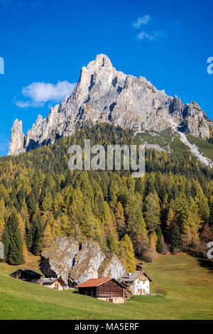 Fosne, typisch alpine Village mit mount Cimerlo im Hintergrund, Fosne, Primiero Tal, Trentino, Dolomiten Stockfoto