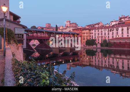 Die alpini Alte Brücke auf dem Brenta Fluss, Bassano del Grappa, der Provinz Vicenza, Venetien, Italien Stockfoto