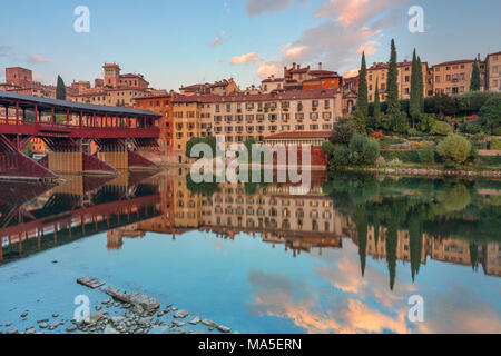 Die alpini Alte Brücke auf dem Brenta Fluss, Bassano del Grappa, der Provinz Vicenza, Venetien, Italien Stockfoto