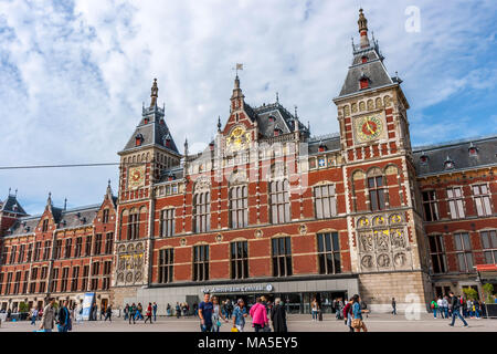 Der Amsterdamer Hauptbahnhof, dem größten Verkehrsknotenpunkt in den Niederlanden. Stockfoto