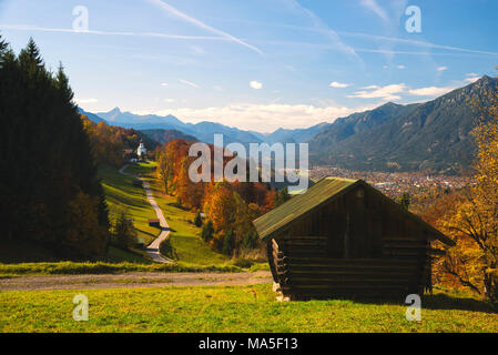 Die ikonischen Wamberg Kirche, mit dem Berg Waxenstein im Hintergrund. Wamberg, Garmisch Partenkirchen, Bayern, Deutschland Stockfoto