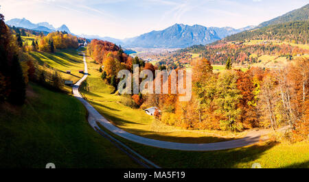 Die ikonischen Wamberg Kirche, mit dem Berg Waxenstein im Hintergrund. Wamberg, Garmisch Partenkirchen, Bayern, Deutschland Stockfoto